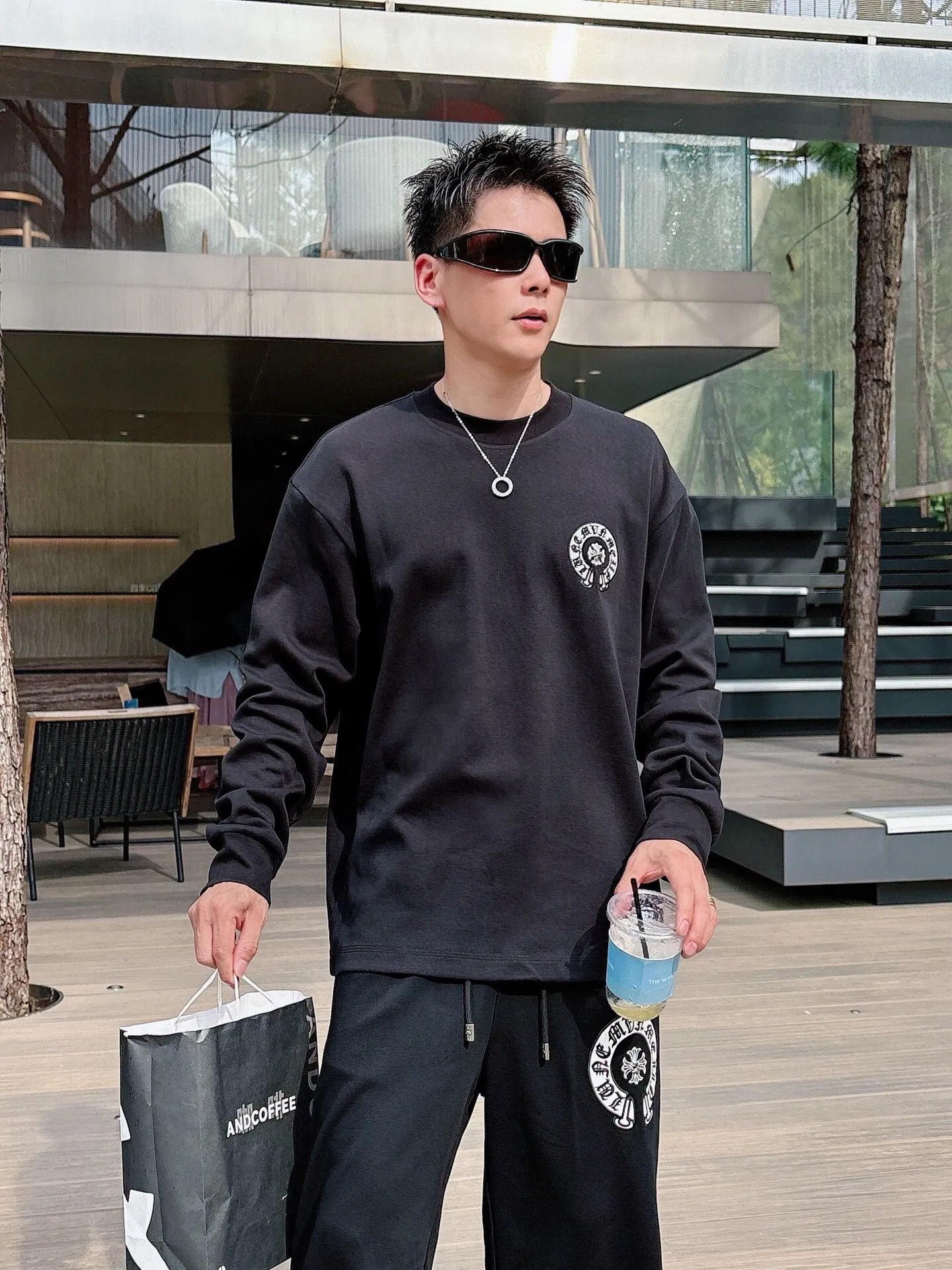 Clothes P 400💰 Pants P 426 💰ChromeHearts Chrome Heart Round Neck Long Sleeve Pursuit of quality and absolute guarantee of quality! Using double-sided cotton fabric, the texture is clearly visible, the texture is soft, delicate and smooth, and the customized three-dimensional embroidery and leather patchwork technology is full of drape! The workmanship is fine and the shoulder lines are smooth. All imported chain machines are used to make the shoulder rolling strips. It has a certain thickness and is not made of cheap material but has a shiny feel that is comfortable and not tight on the upper body. It is the most avant-garde street item that can be easily matched by both men and women!  Color: black white Size: m-3xl Style number: 3576➕3750